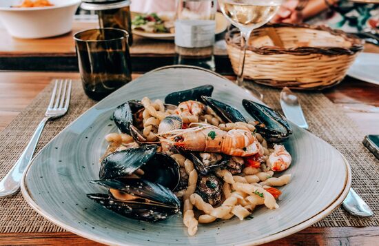 Hoe kies je een goed restaurant aan zee om te gaan uit eten?